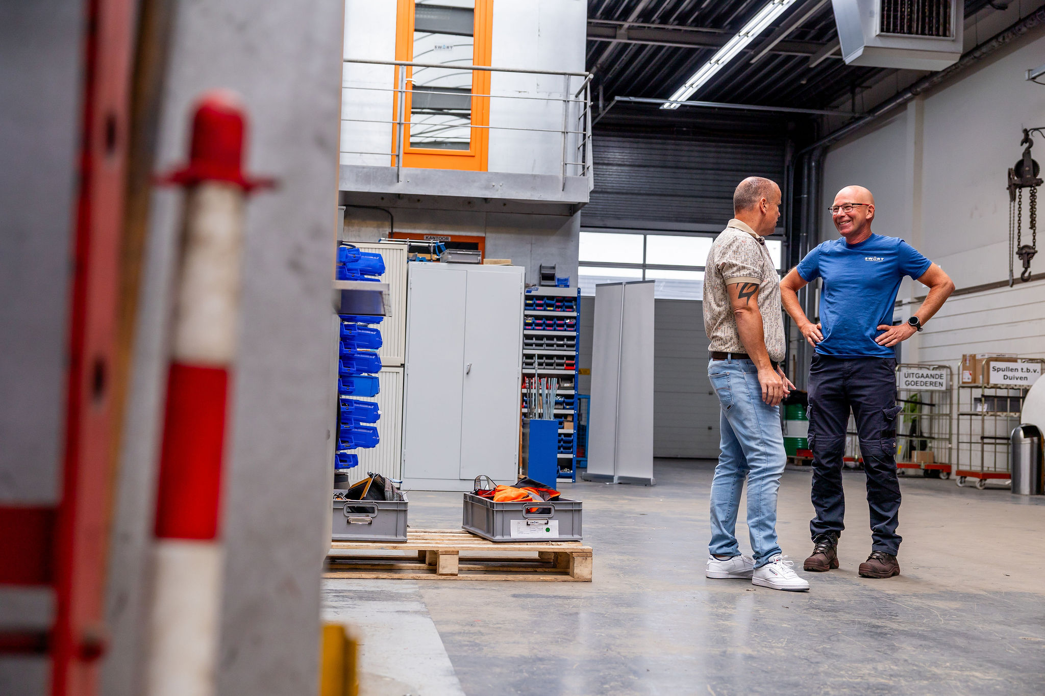 Swart monteur aan het werk