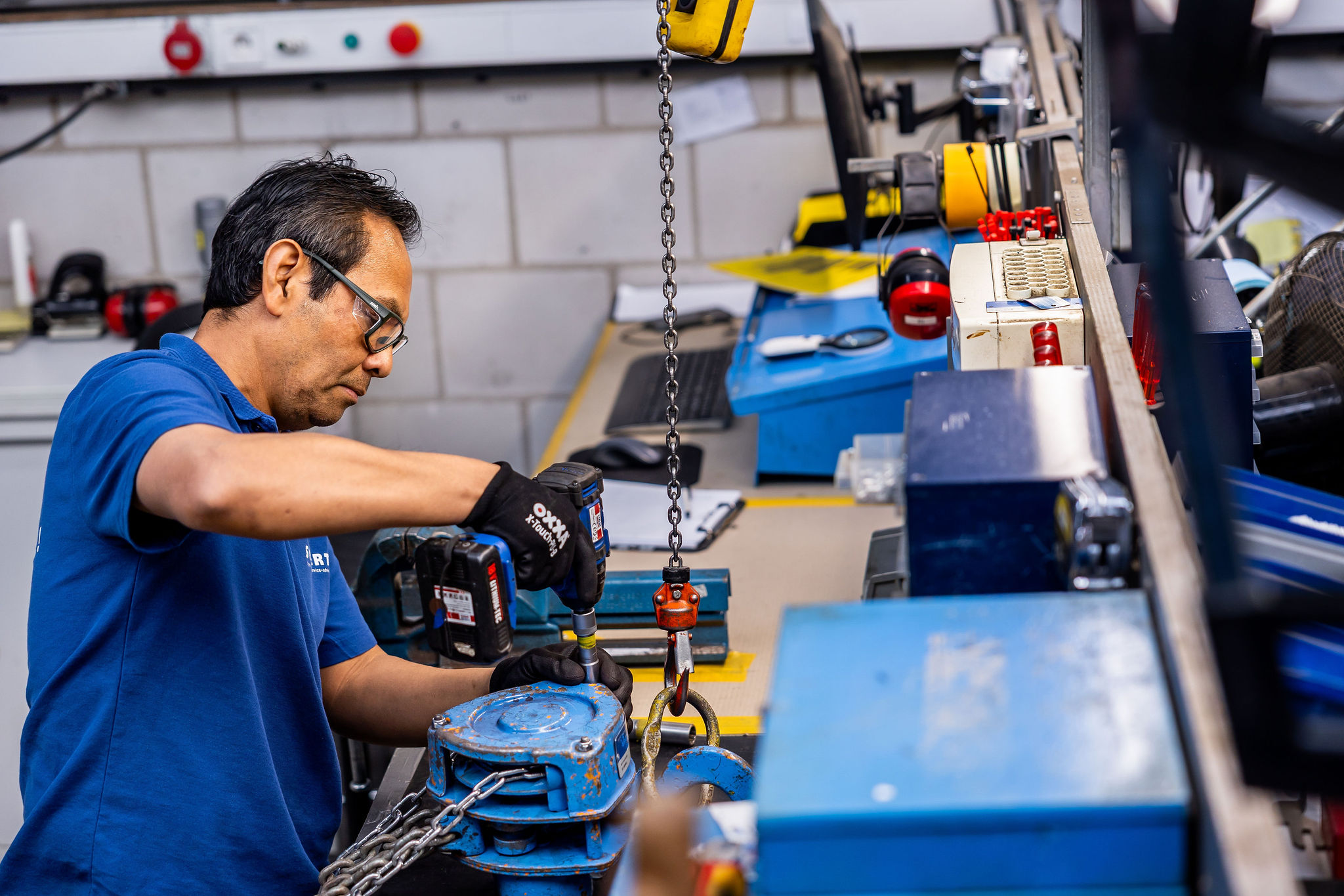 Swart monteur aan het werk