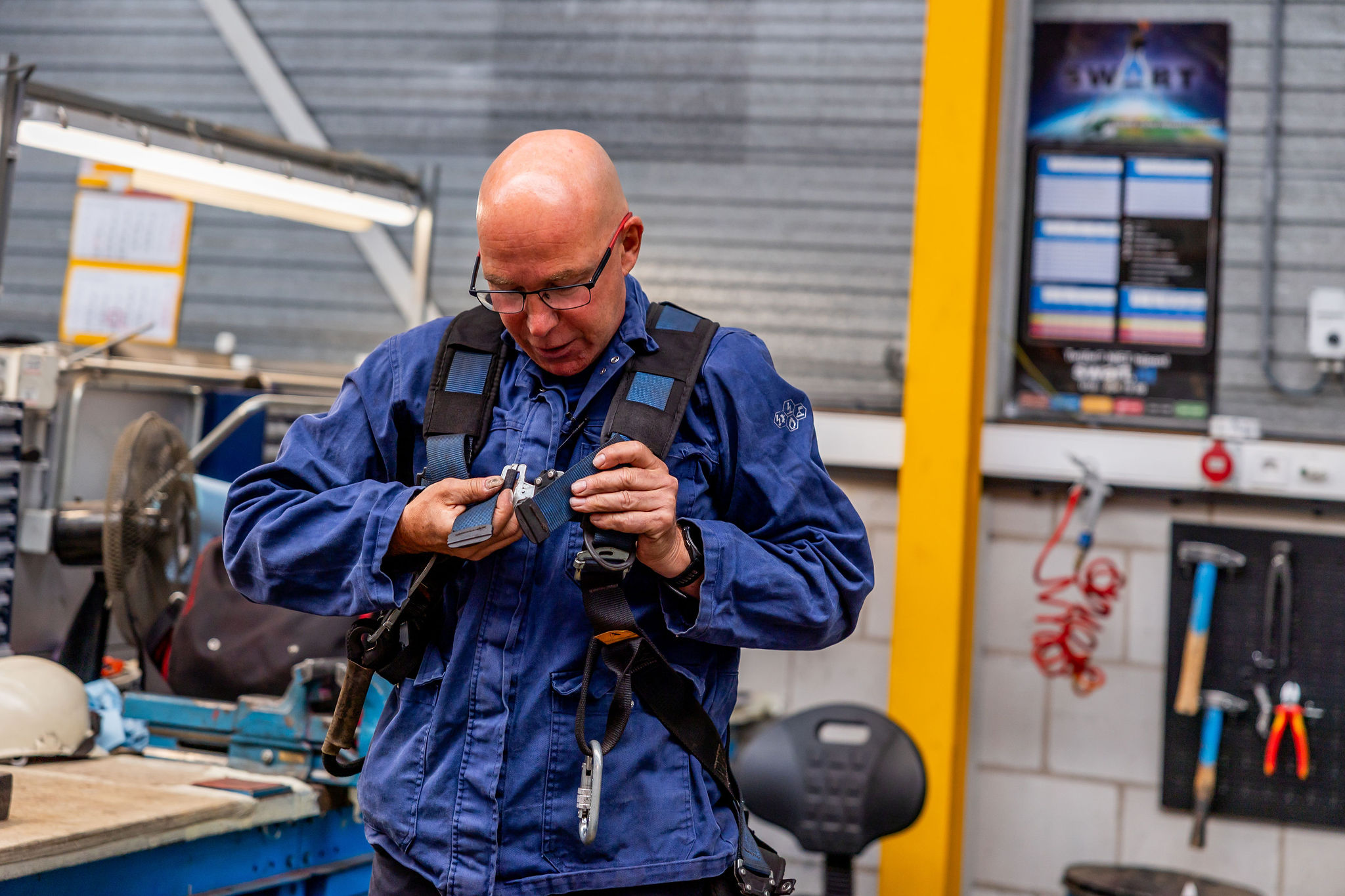 Swart monteur aan het werk