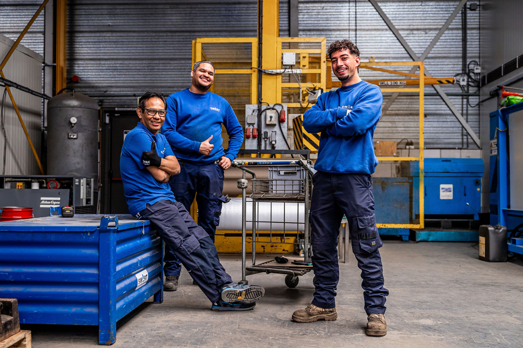 Swart monteur aan het werk