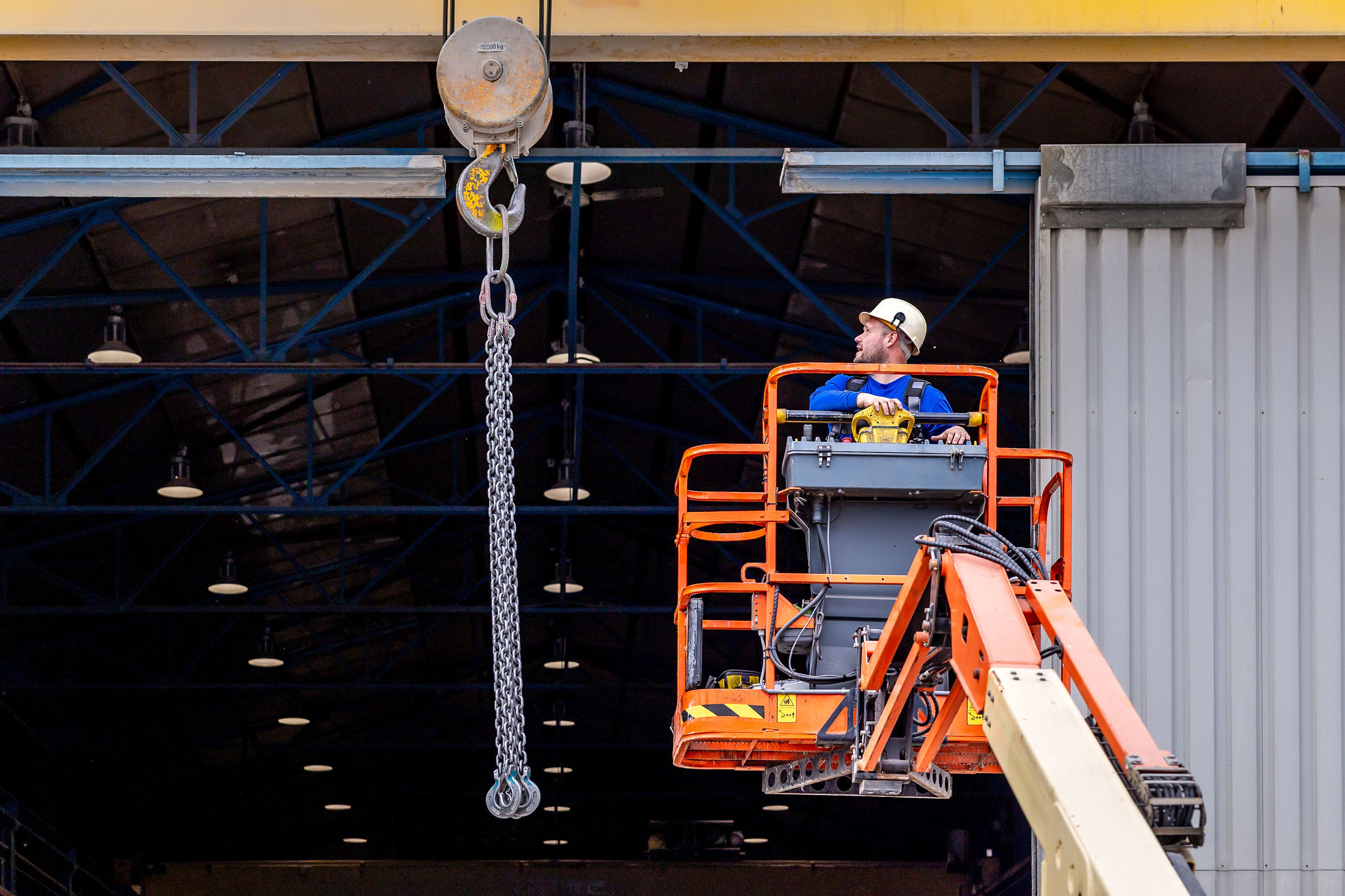 Swart monteur aan het werk