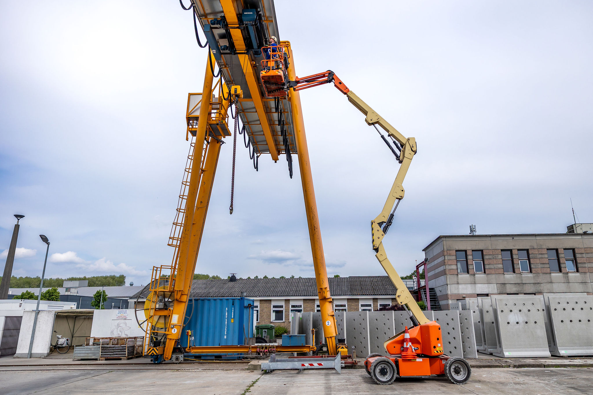 Swart monteur aan het werk