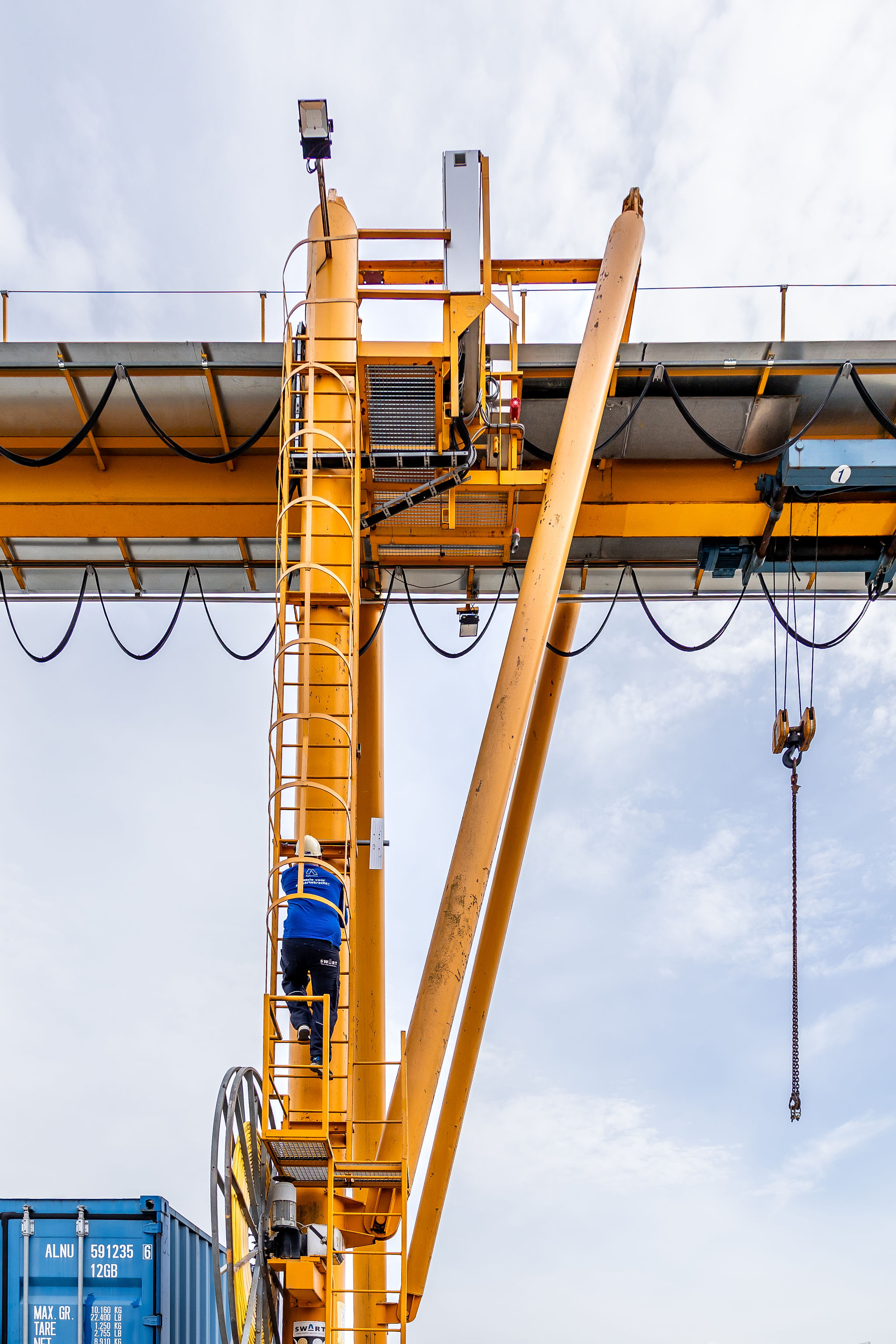 Swart monteur aan het werk